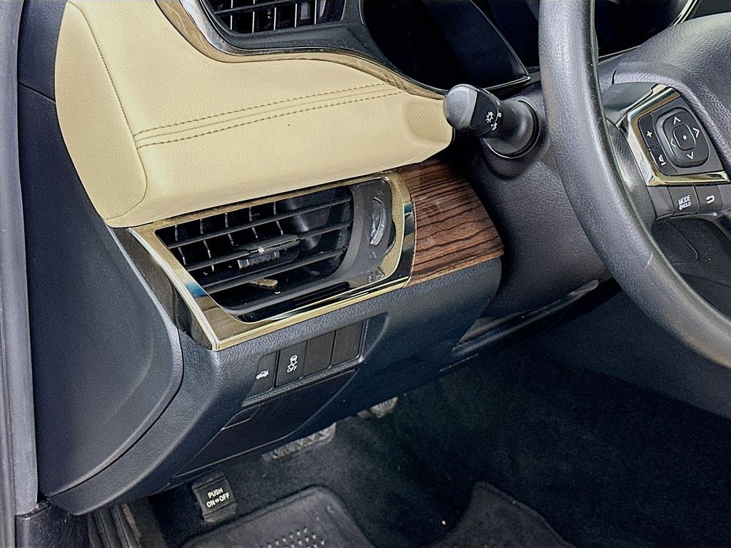 Thumbnail: 2015 Toyota Avalon - 10