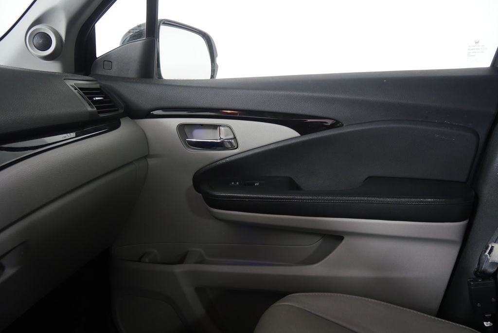 Thumbnail: 2019 Honda Pilot - 15