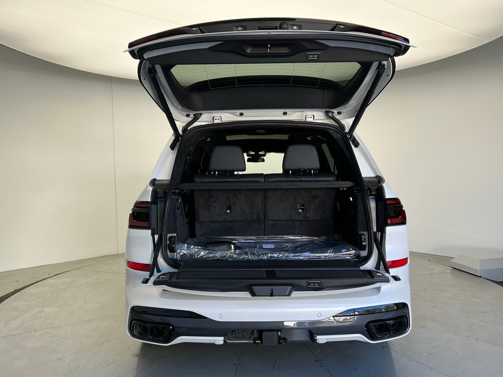 Thumbnail: 2026 BMW X7 - 5