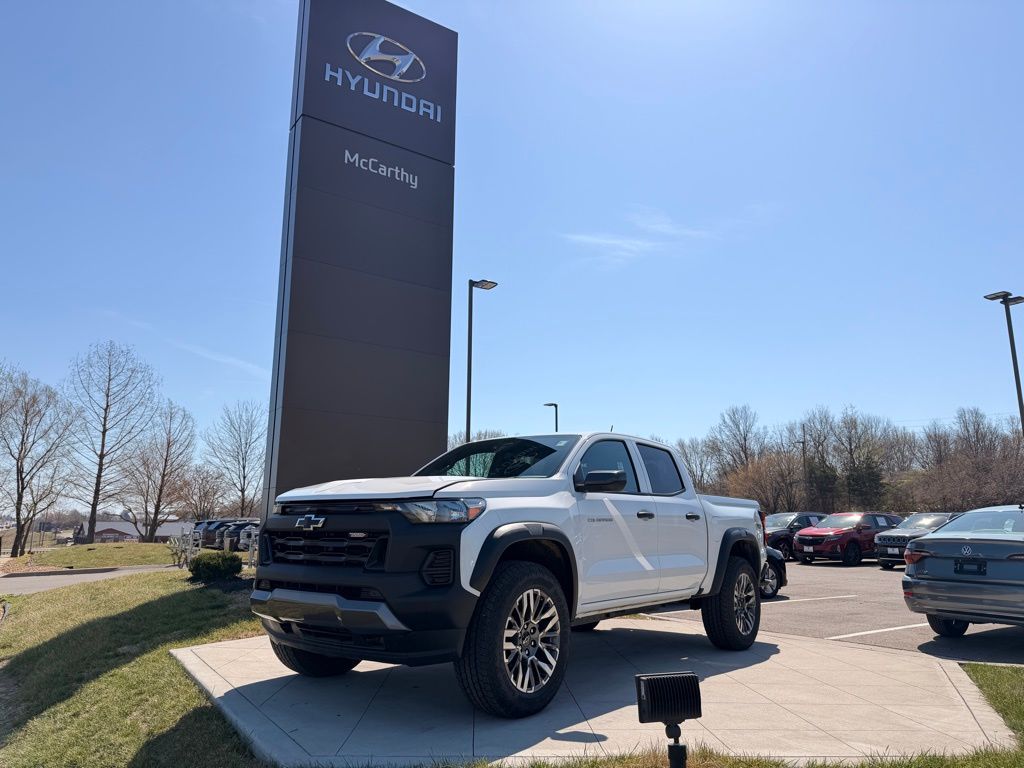 Summit White 2025 Chevrolet Colorado Trail Boss Crew Cab 4WD Pickup Truck Four-Wheel Drive 8-Speed Automatic