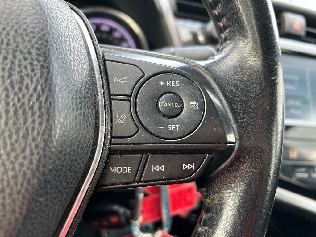 2019 Toyota Camry SE 19