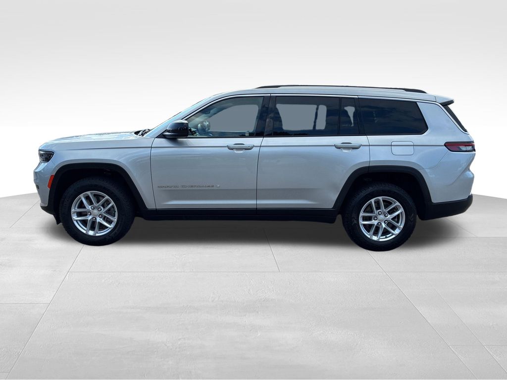 Used 2023 Silver Jeep Laredo image 2
