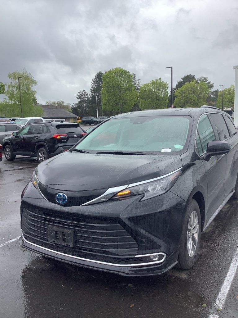 Midnight Black Metallic 2024 Toyota Sienna XLE 7-Passenger FWD Minivan Front-Wheel Drive Continuously Variable Transmission