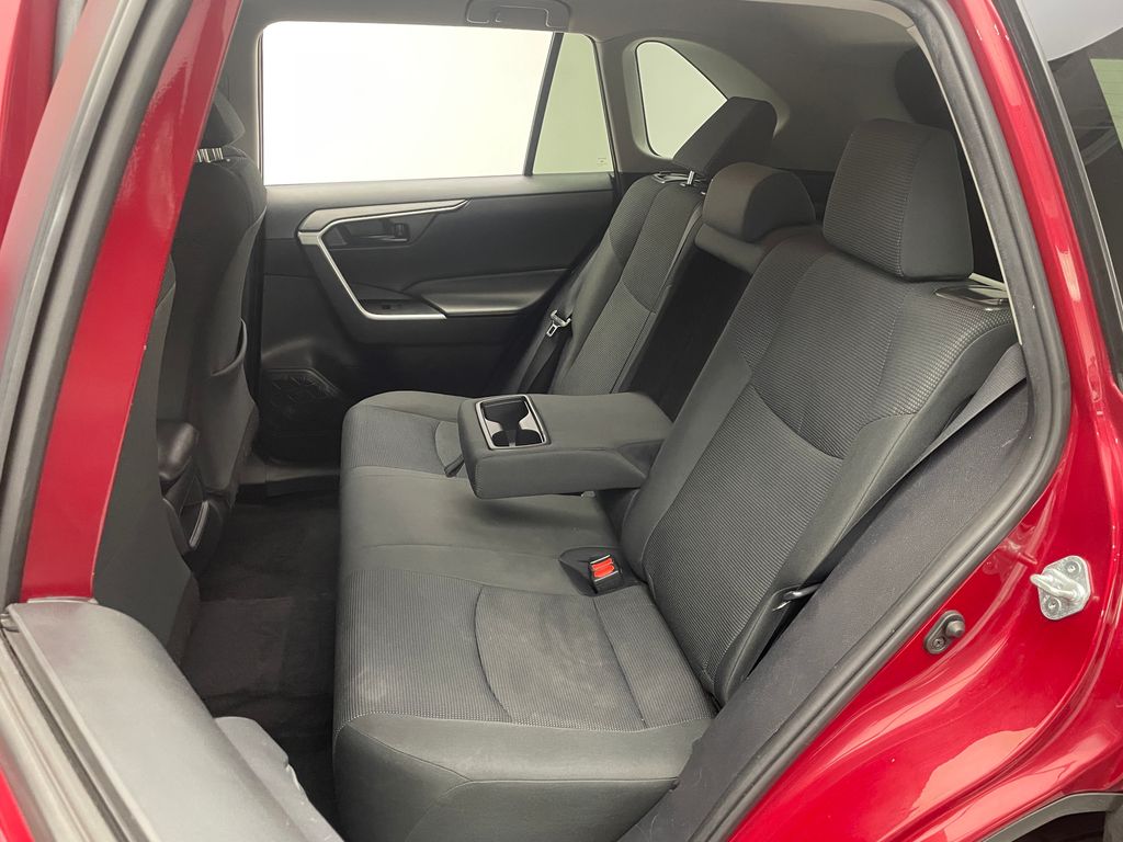 2021 Toyota RAV4 LE 32