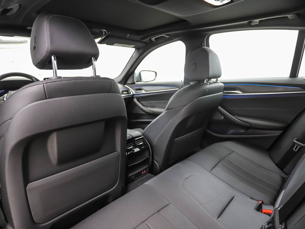 Thumbnail: 2023 BMW 5 Series - 21