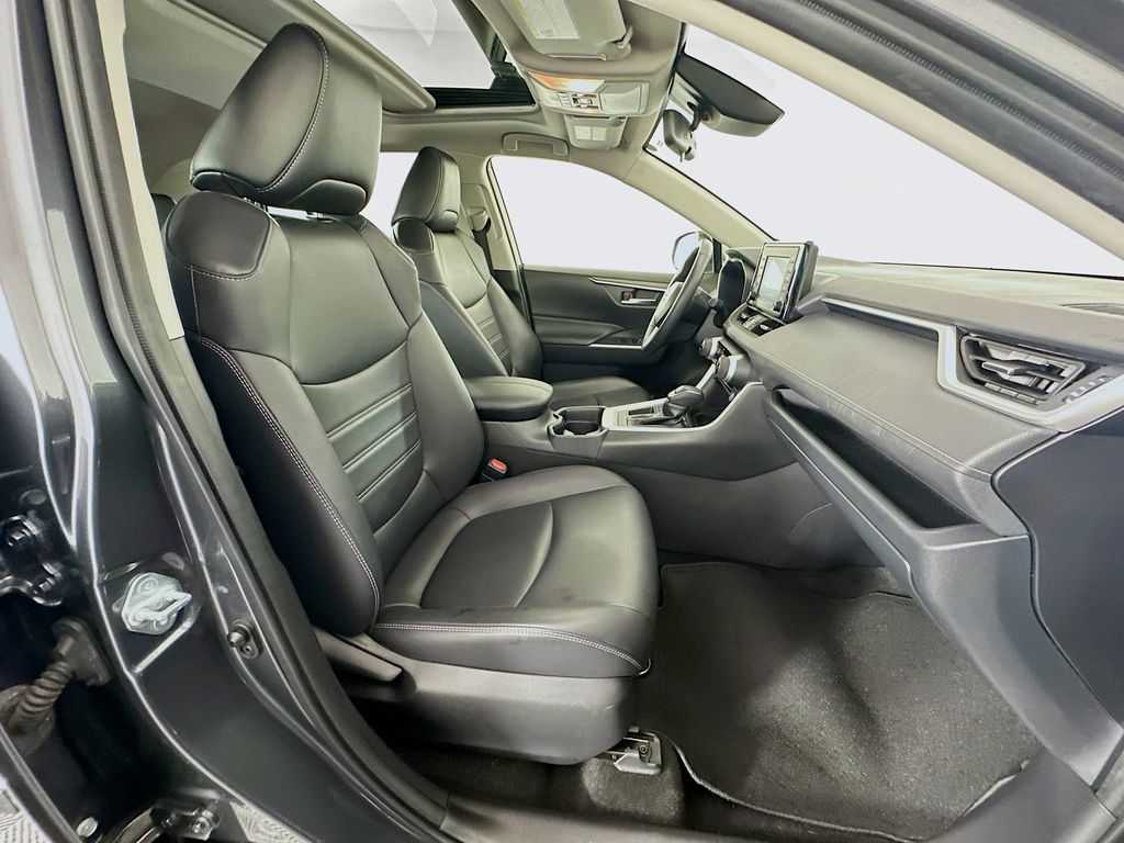 Thumbnail: 2020 Toyota RAV4 - 28