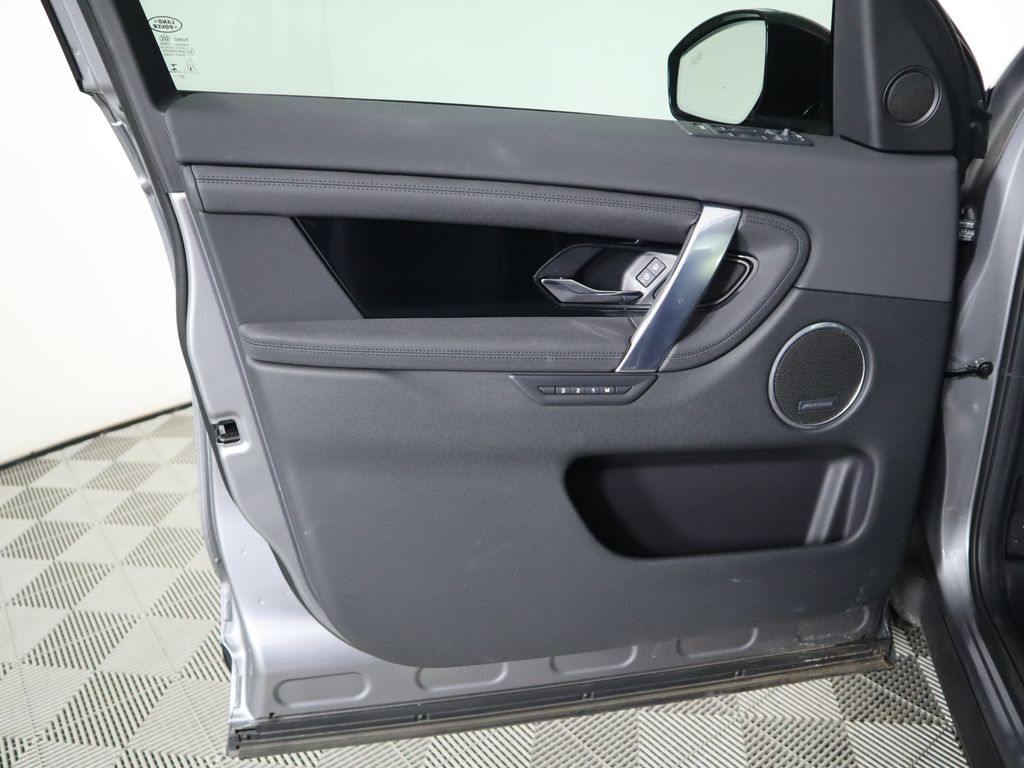 Thumbnail: 2023 Land Rover Discovery Sport - 25