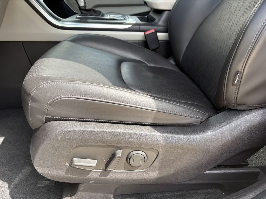 Used 2024 Snow White Pearl Kia LX image 13