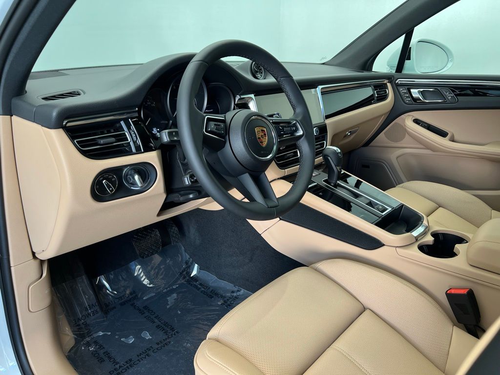 2025 Porsche Macan  4