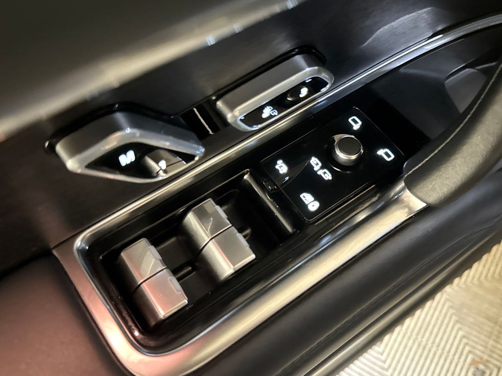 Used 2023 Black Land Rover SE image 15