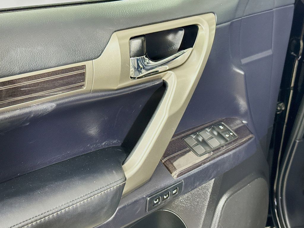 Thumbnail: 2021 Lexus GX - 18