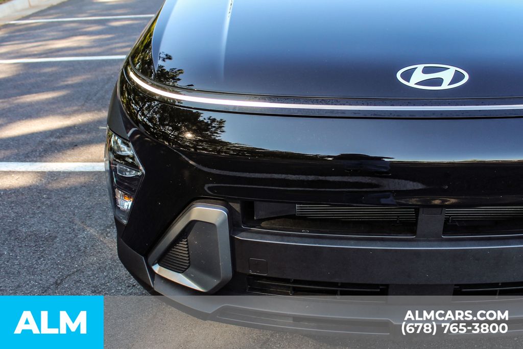 Used 2025 Black Hyundai SEL image 10