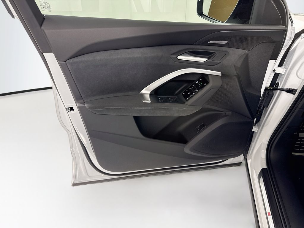 Thumbnail: 2026 Audi SQ5 - 25