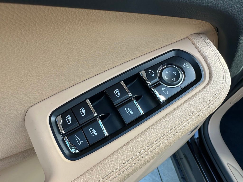 2025 Porsche Macan  14