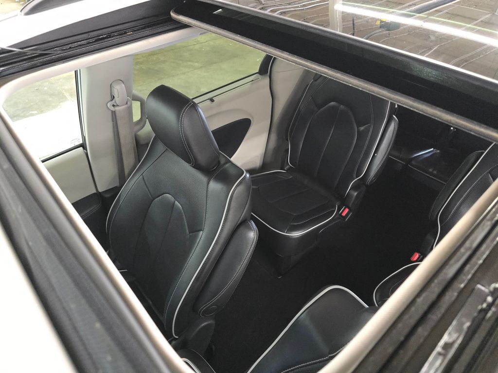 Used 2023 White Chrysler Limited image 22