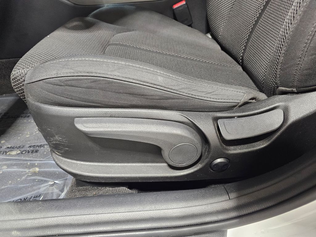 Used 2020 White Kia LX image 23