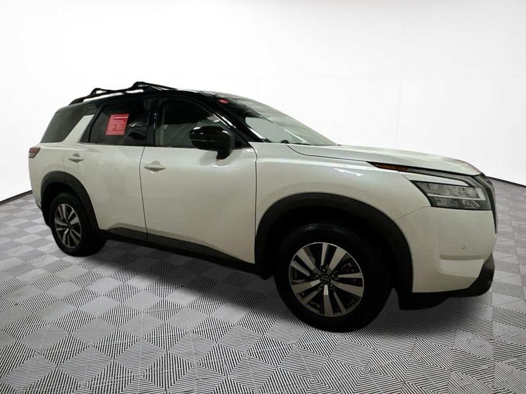 View vehicle photo 4