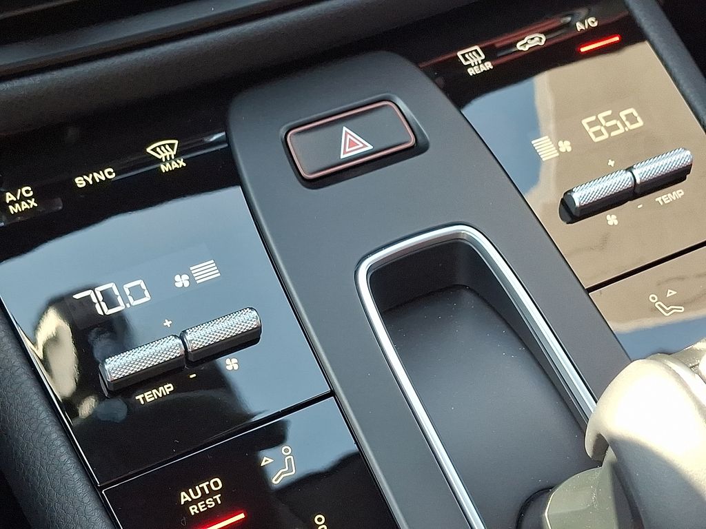 Thumbnail: 2026 Porsche Macan - 17