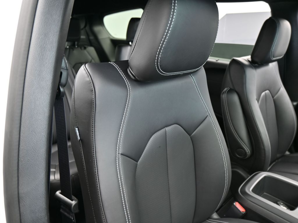 New 2026 Bright White Clearcoat Chrysler Select image 37