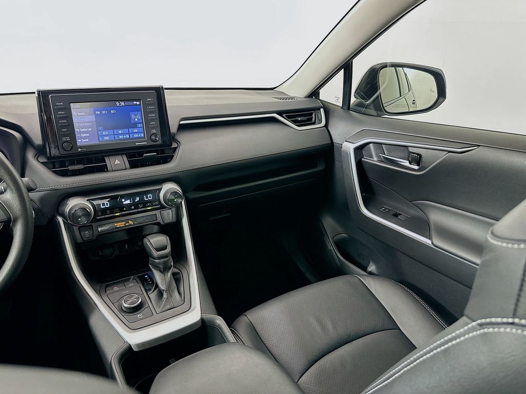2022 Toyota RAV4 XLE 23