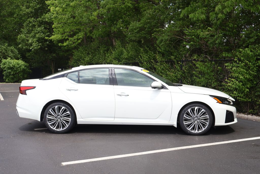 Thumbnail: 2023 Nissan Altima - 9