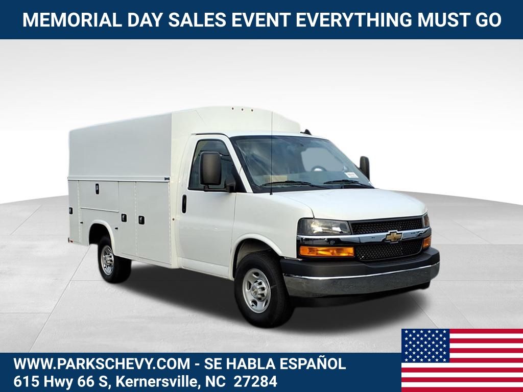 Summit White 2025 Chevrolet Express Chassis 3500 Cutaway 139 Van Rear-Wheel Drive 8-Speed Automatic
