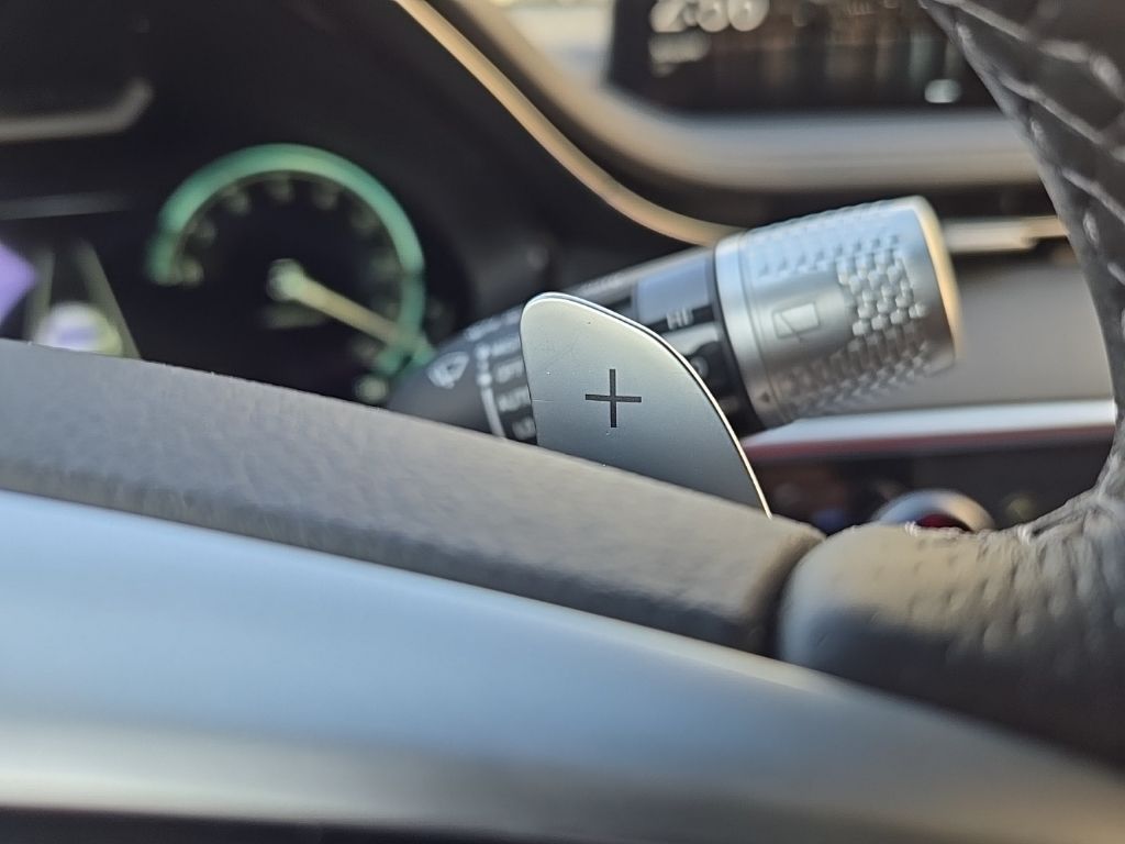 2025 Genesis GV70  32