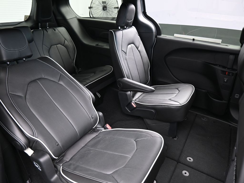 New 2026 Silver Mist Clearcoat Chrysler Limited image 43