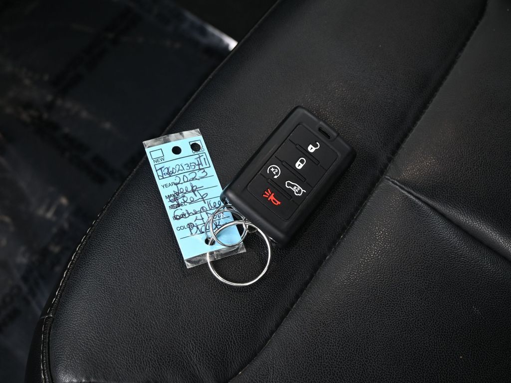 Used 2023 Diamond Black Crystal Pearlcoat Jeep Limited image 18