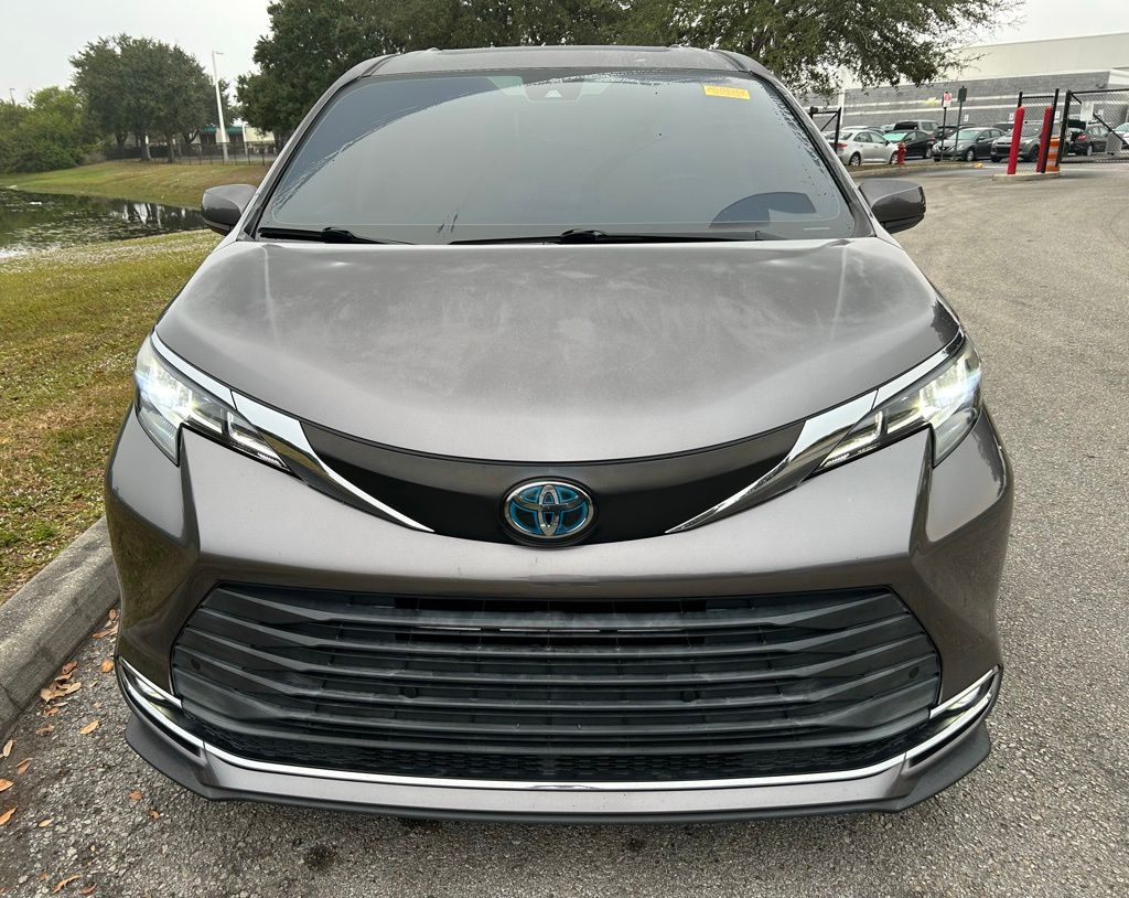 Thumbnail: 2021 Toyota Sienna - 8