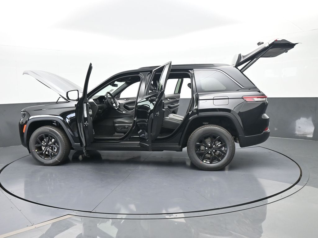 New 2026 Diamond Black Crystal Pearlcoat Jeep Laredo image 57