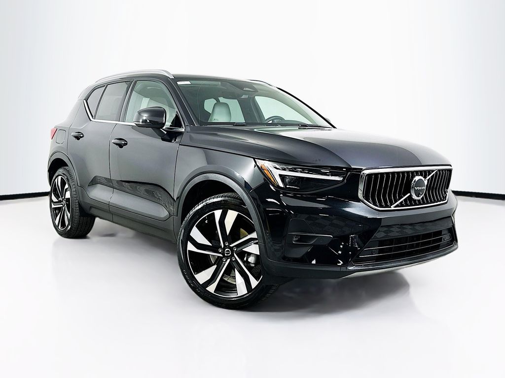 2025 Volvo XC40 B5 Ultra Bright Theme