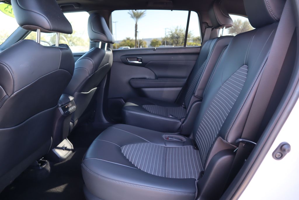 Thumbnail: 2023 Toyota Highlander - 20