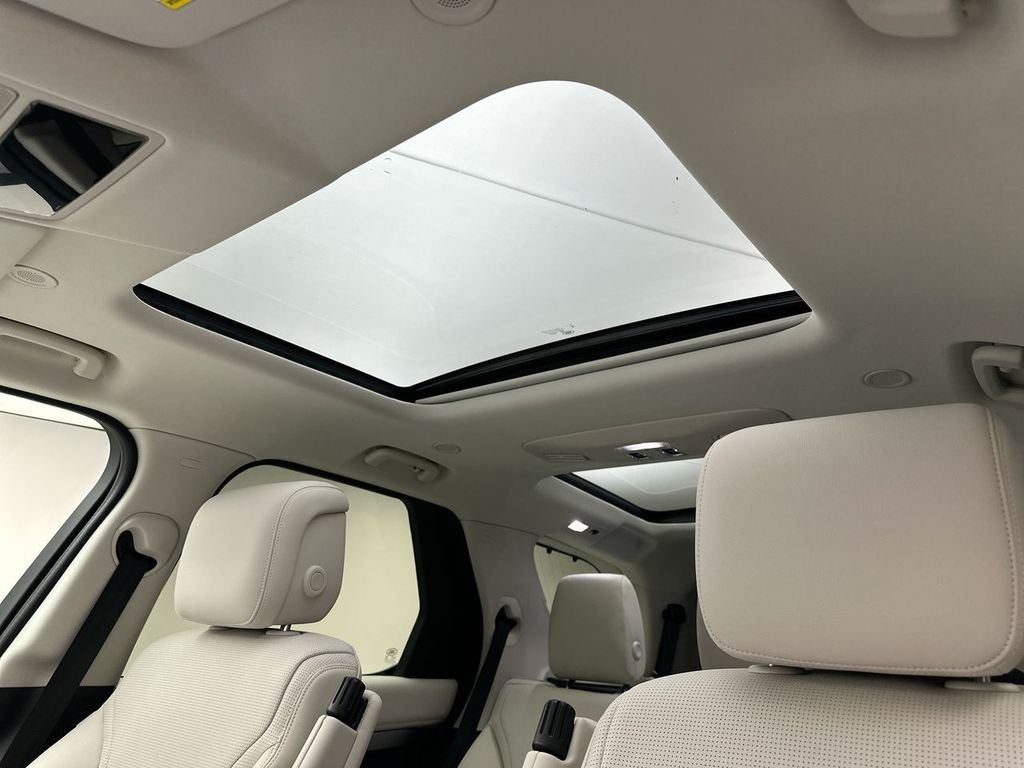 Thumbnail: 2026 Land Rover Discovery - 11