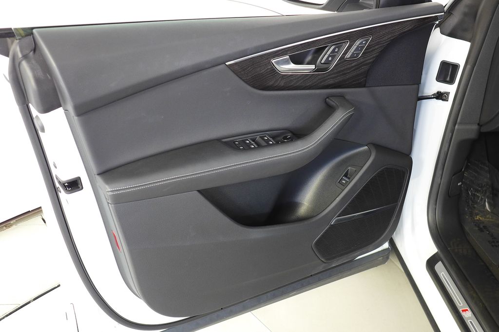 Thumbnail: 2023 Audi Q8 - 11