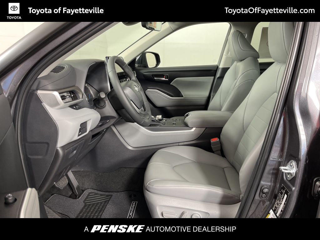 2025 Toyota Highlander XLE 26