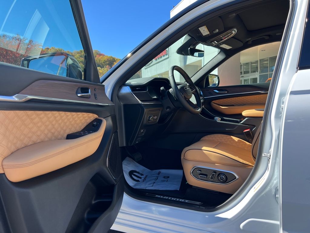 new 2025 Jeep Grand Cherokee car, priced at $57,990