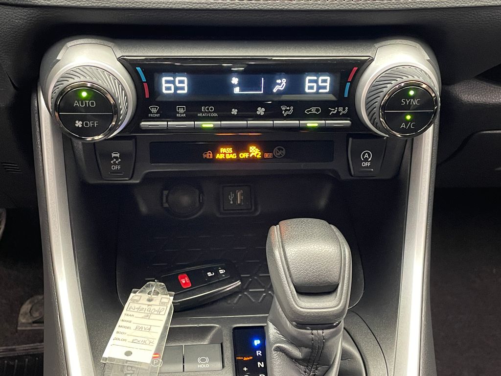 2024 Toyota RAV4 XLE 27
