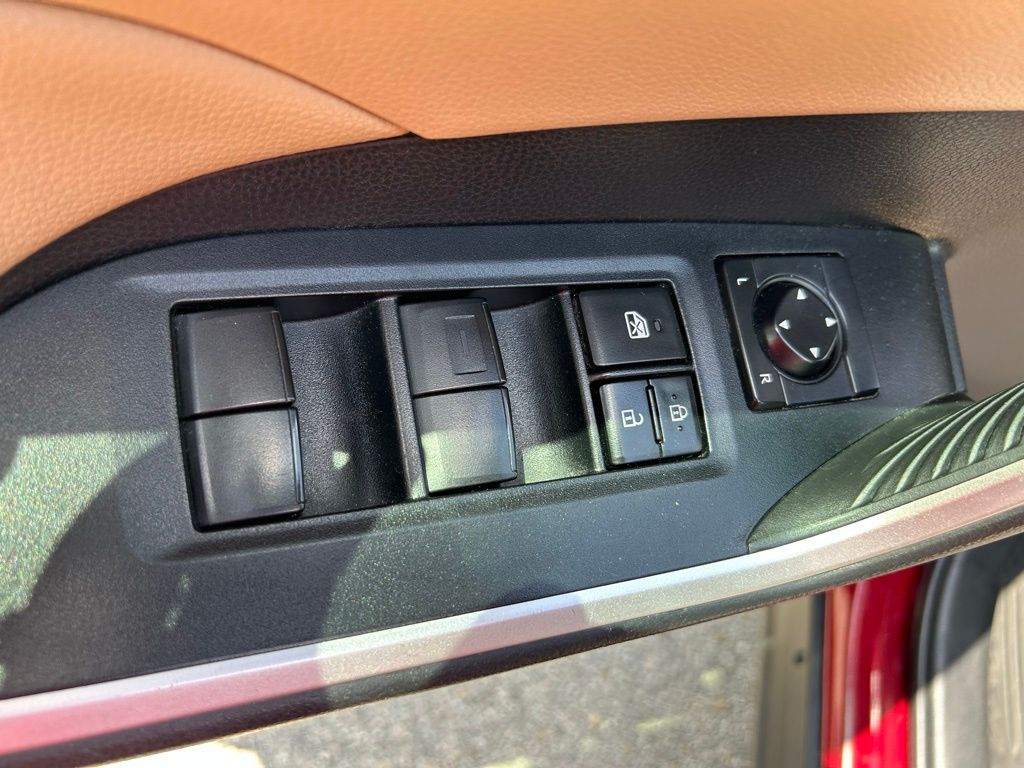 Thumbnail: 2020 Toyota RAV4 - 17