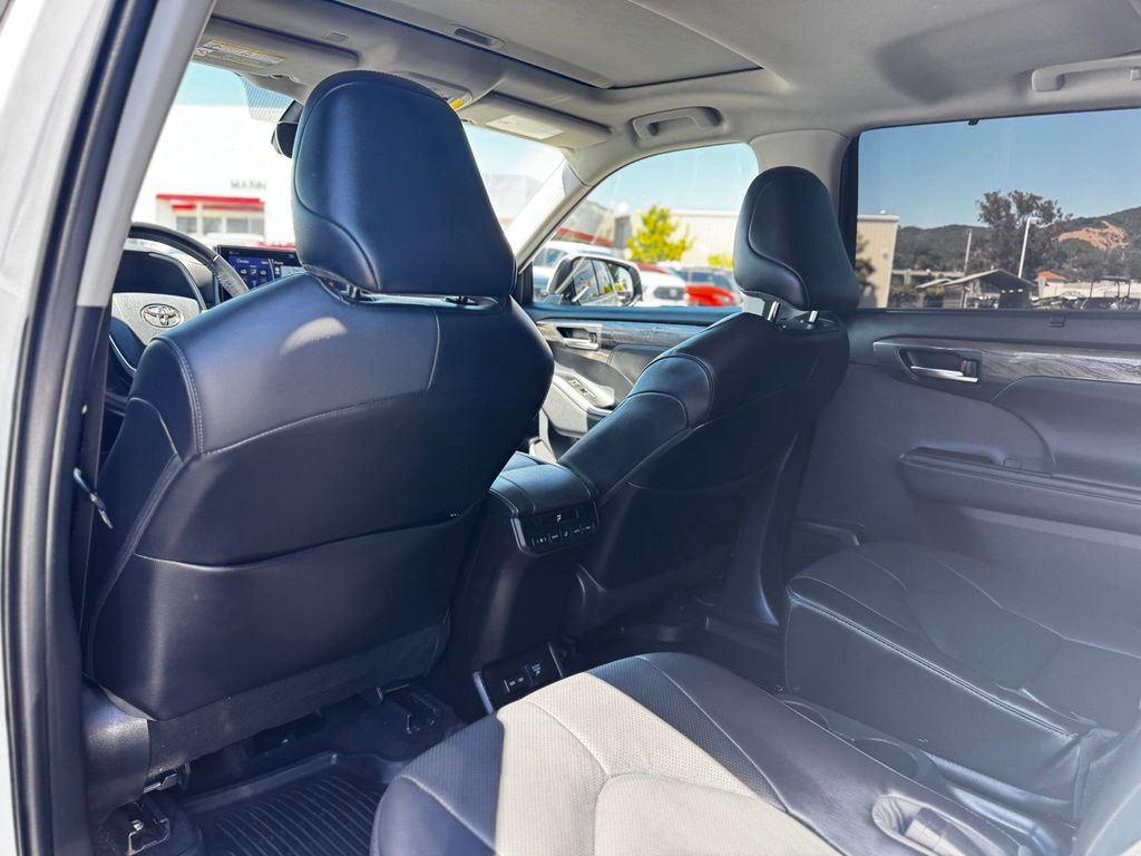 Used 2022 Toyota Highlander Hybrid SUV