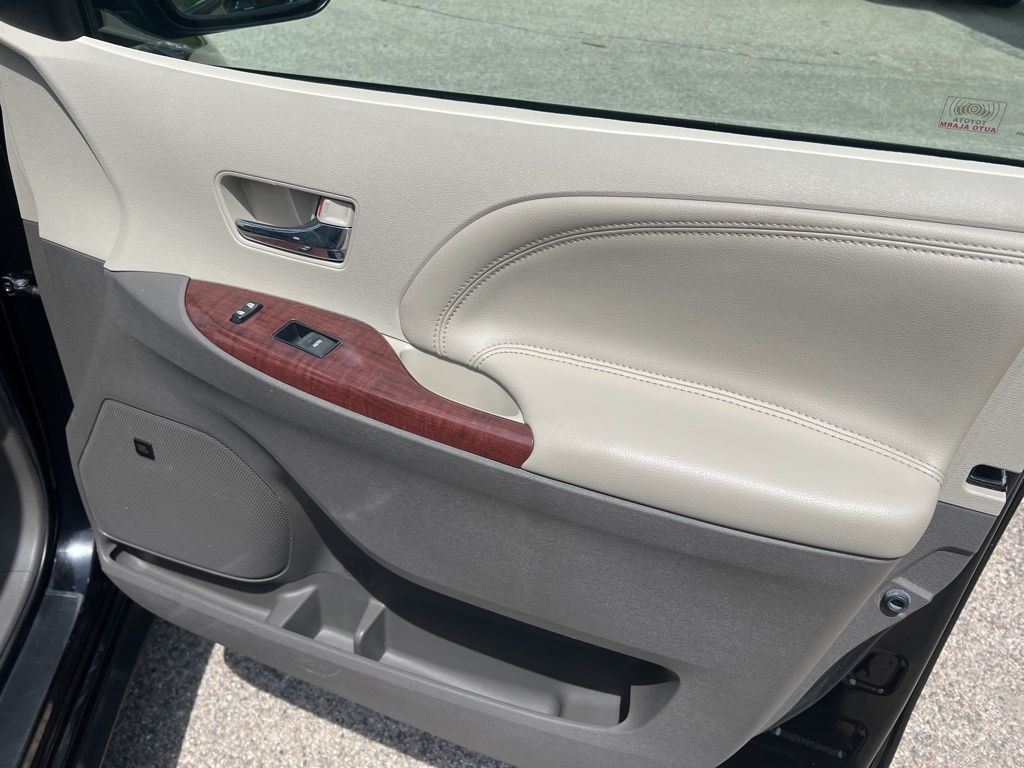 2014 Toyota Sienna XLE 7-Passenger Auto Access Se photo