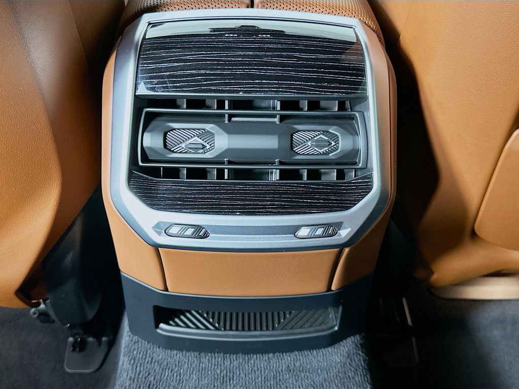 Thumbnail: 2025 BMW i7 - 25