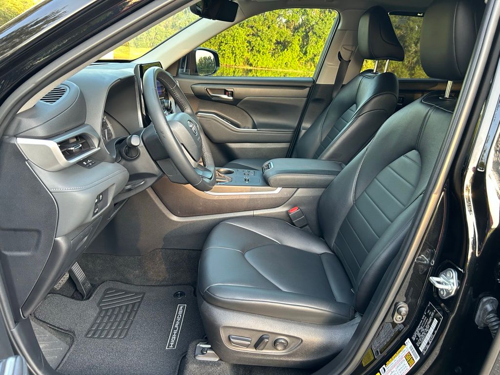 2024 Toyota Highlander XLE 14