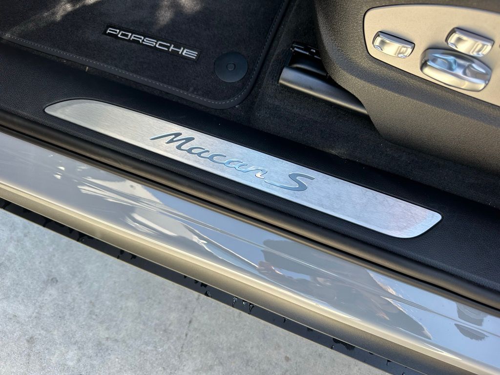 Thumbnail: 2026 Porsche Macan - 22