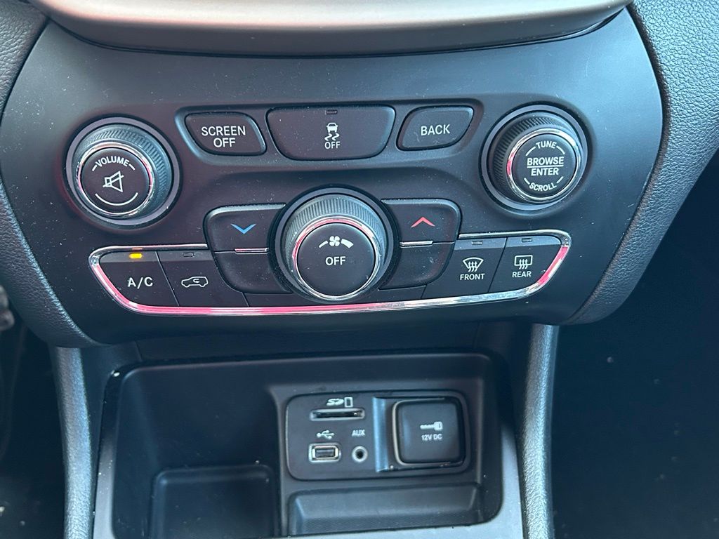 Thumbnail: 2018 Jeep Cherokee - 25