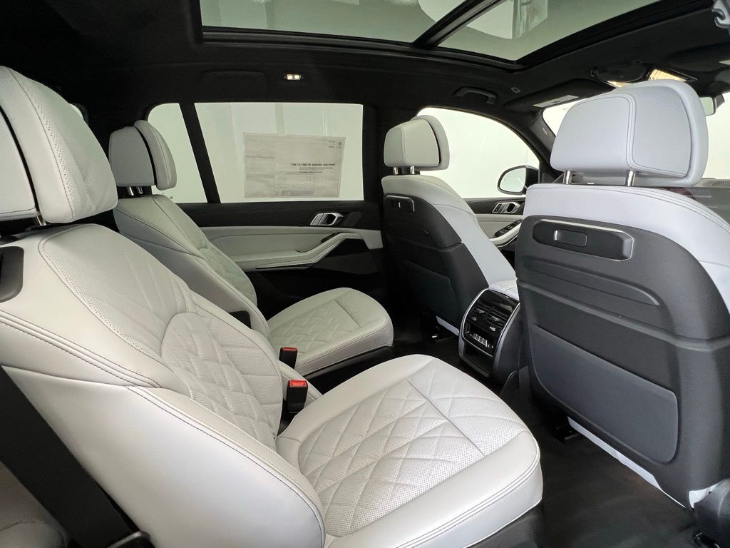 Thumbnail: 2026 BMW X7 - 8