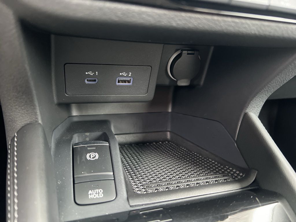 2024 Nissan Kicks SR photo