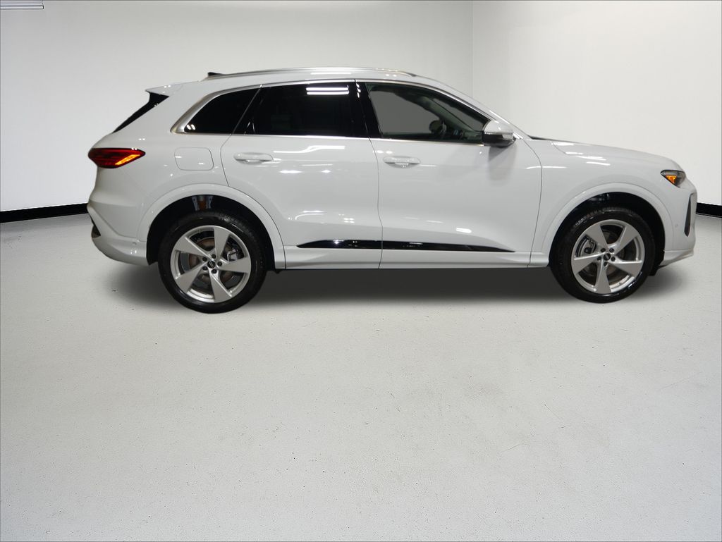 Thumbnail: 2025 Audi Q5 - 6