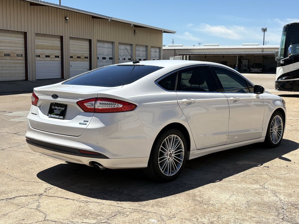 Used 2015 White Platinum Clearcoat Metallic Ford SE image 5