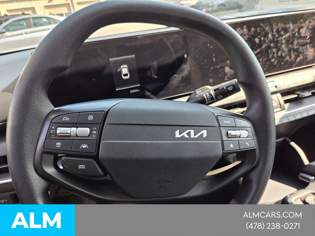 Used 2025 White Kia LXS image 21